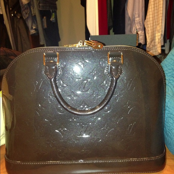 Authentic LV alma amarante vernis