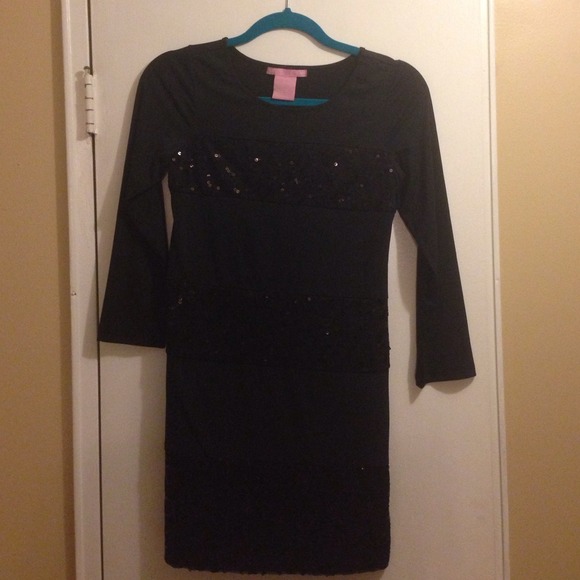 Form-fitting LBD 3/4 sleeve with lines of sparkle