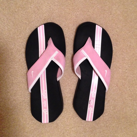 Pink nike flip flops!🎀