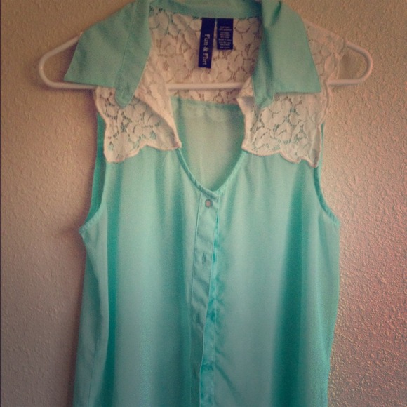 💢bundled💢Sheer lace top!