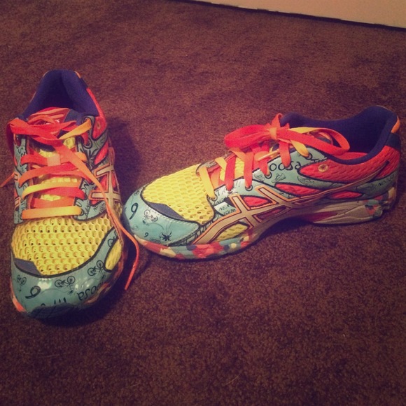 Shoes - NEW neon Asics