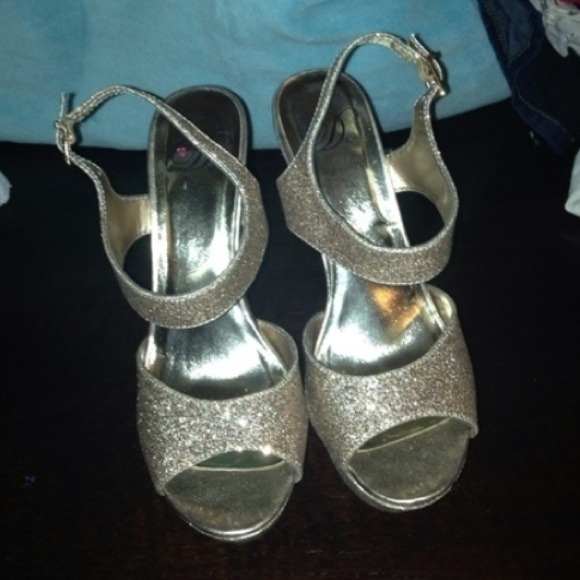 Glittery gold heels ✨