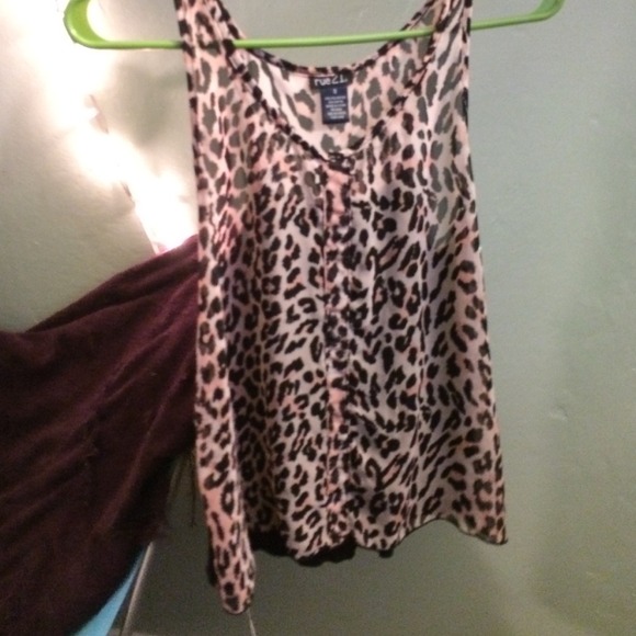 Adorable pink & black cheetah print tank.