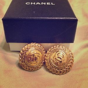 ⛔️SOLD⛔️ Vintage Chanel clip on earrings