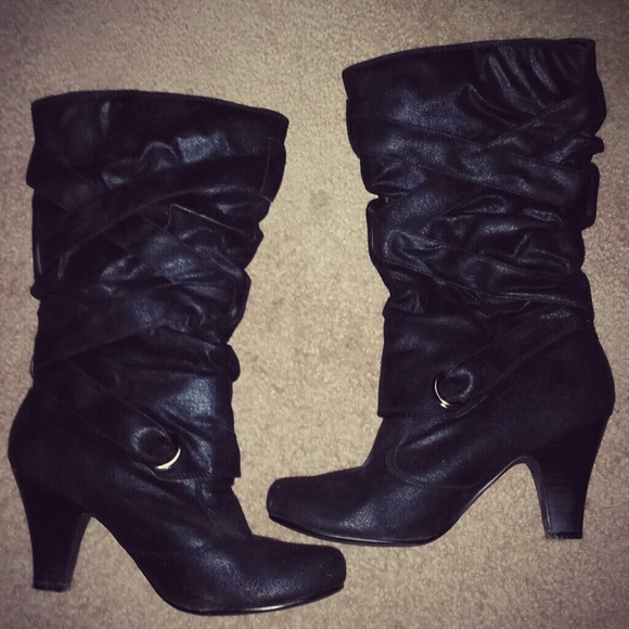 Mid-calf ruffled black boots
