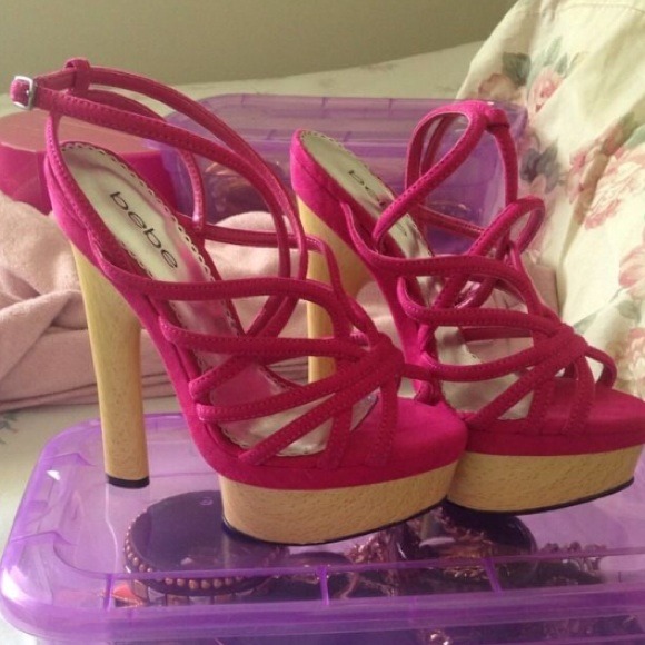 BEBE FUSCHIA WOOD PLATFORM STRAPPY SANDALS