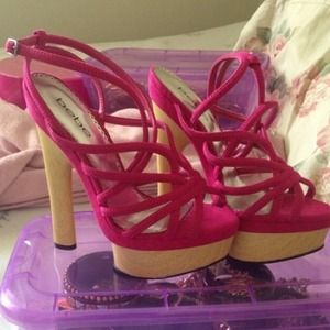 BEBE FUSCHIA WOOD PLATFORM STRAPPY SANDALS