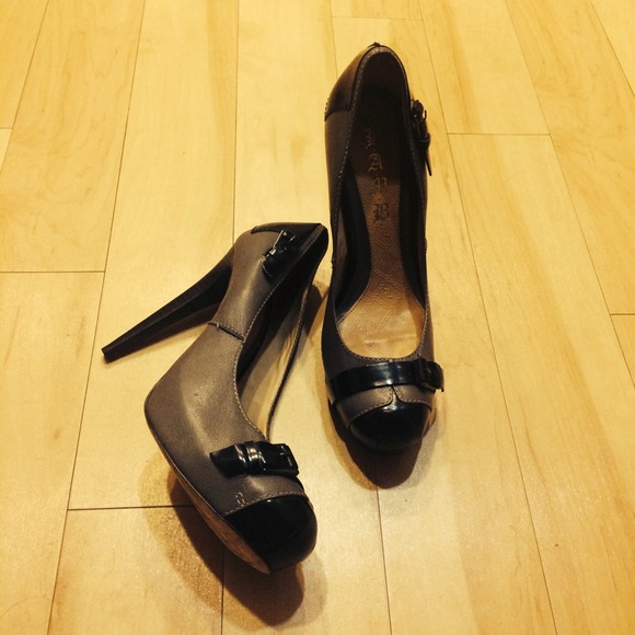 L.A.M.B. LAYARD GREY PUMP with Black Details.