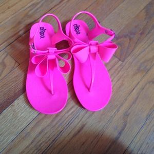 Pink bow flip-flops