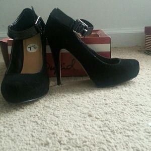 Black pumps