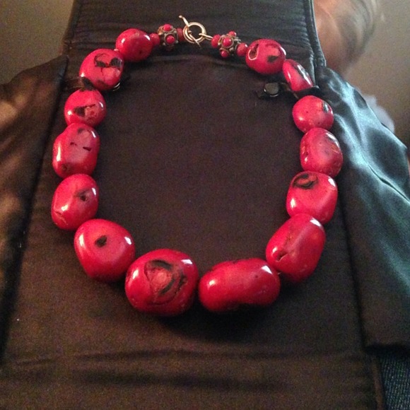 Beautiful red statement necklace! - Picture 3 of 3