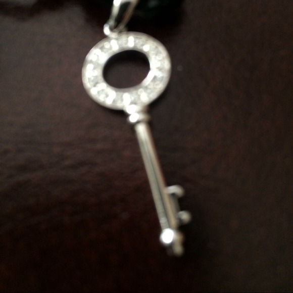 Sterling silver small key with cz🌷