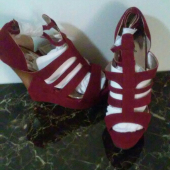Strappy Burgundy and tan wedge