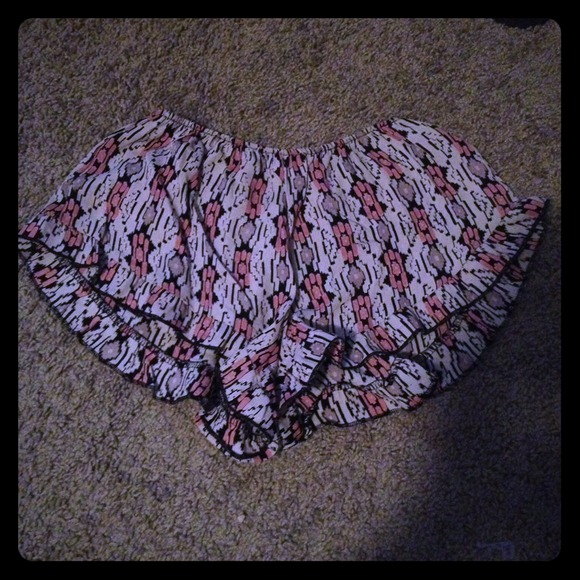 Brandy Melville Aztec Vodi shorts