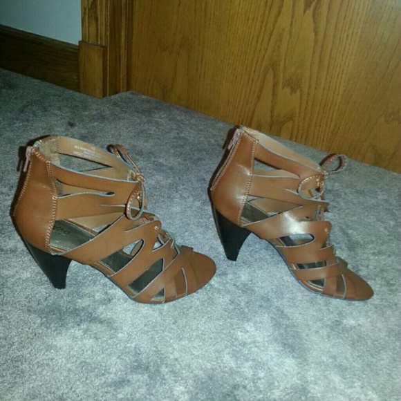 Mossimo brown heeled shoes