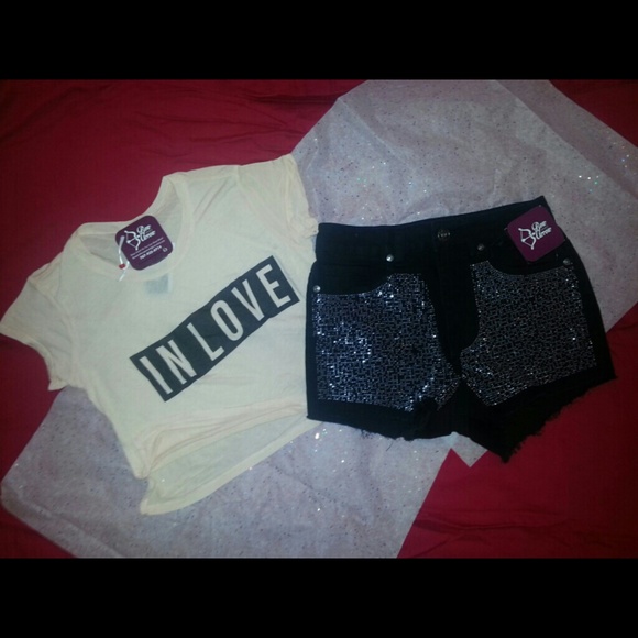 Crop IN LOVE shirt with High waist shorts