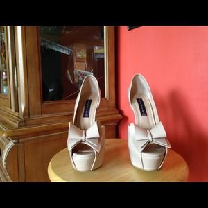 Beige/ Nude Steve Madden bow tie pumps!