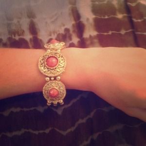 Antique gold detailed stone stretch bracelet