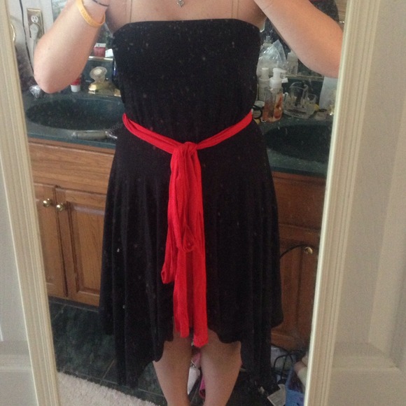 Strapless black flow dress with red belt