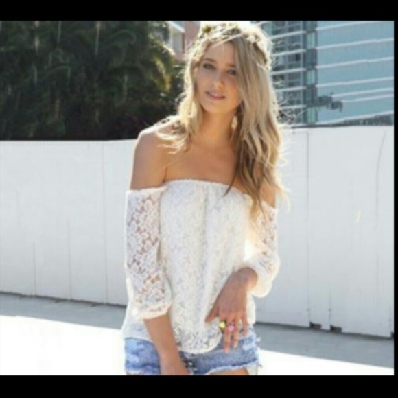 Tops - *1 HOUR SALE*NEW off the shoulders blouse