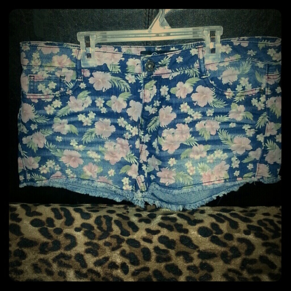 Vintage themed floral shorts
