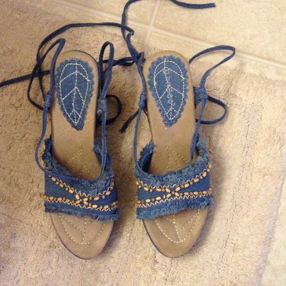 BAMBOO Blue Denim curved wedges