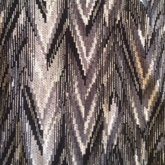 Black and white JCP top with shoulder slits - Picture 3 of 4