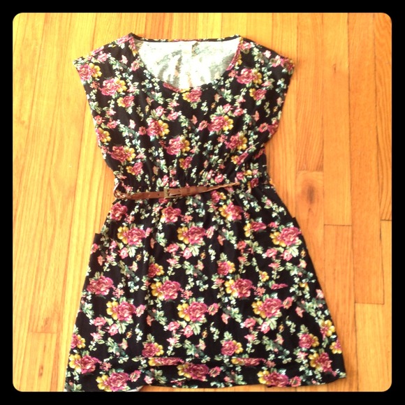 Cute flower dress! Never been worn!