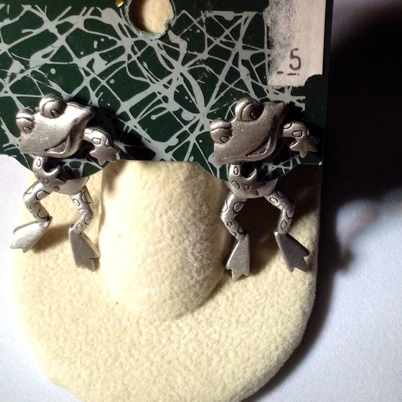 Adorable wiggly leg frog earrings!