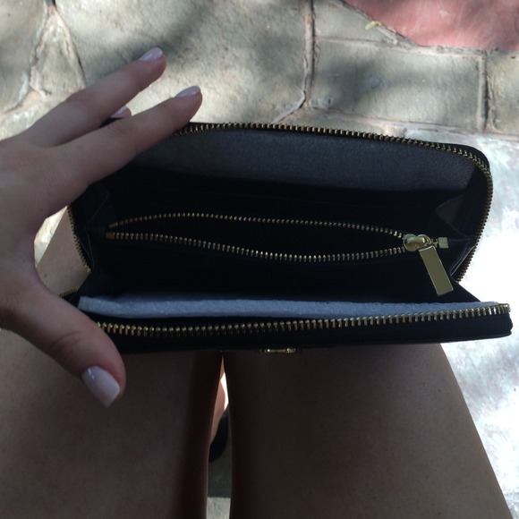 Tory Burch Robinson Stripe Continental Wallet - Picture 2 of 4