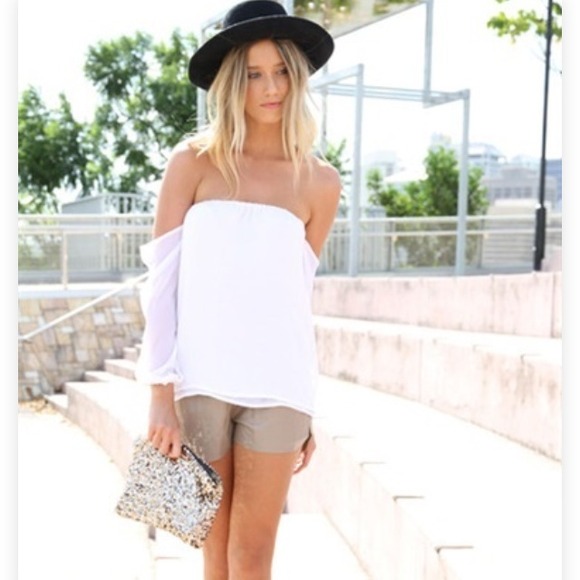 REDUCED AGAIN🎉White off shoulder blouse 🎀