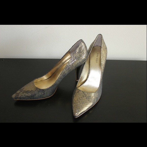 👠sold thru eBay👠👠Nine West gold heels, size 11m