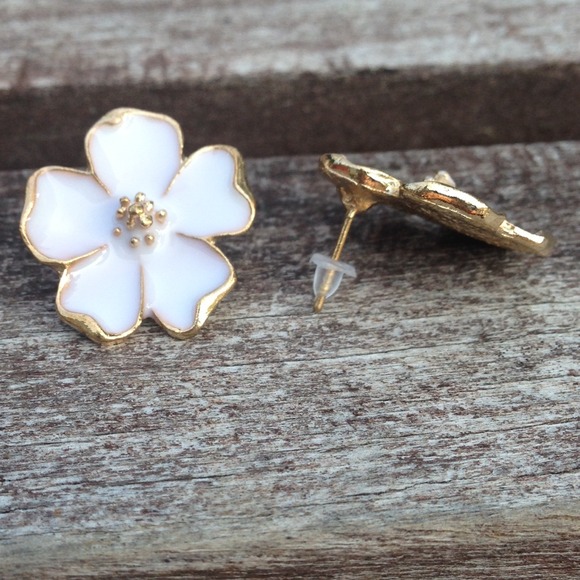 Flower Studs❌SOLD❌ - Picture 2 of 3