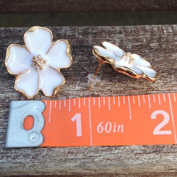 Flower Studs❌SOLD❌ - Picture 3 of 3