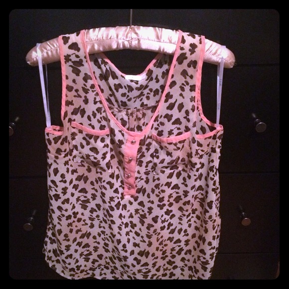 Sleeveless leopard print top