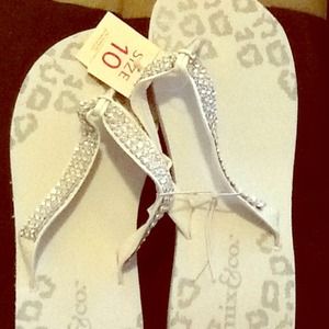 WHITE AND GRAY BLING OUT FLIP FLOPS SIZE 10
