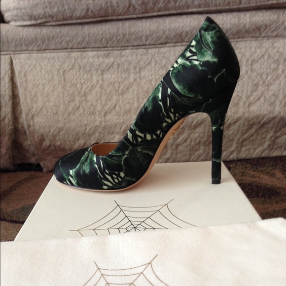Charlotte Olympia Size 6 Green Satin Pumps