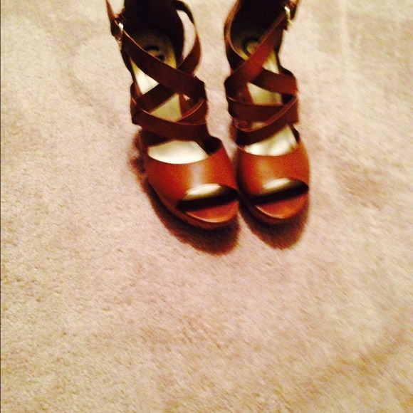 G by guess camel wedges
