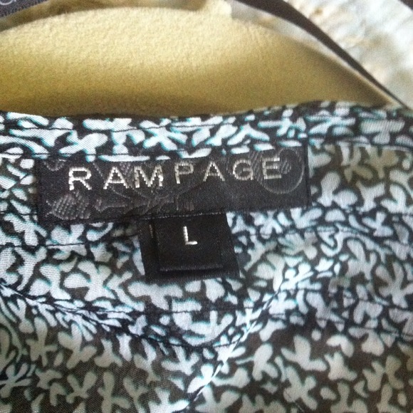 Beautiful chiffon top by Rampage - Picture 3 of 4