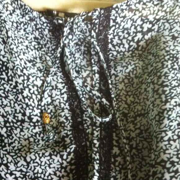 Beautiful chiffon top by Rampage - Picture 4 of 4