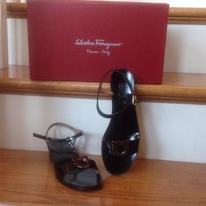 BNWT Salvatore Farragamo Sirene in black size 6