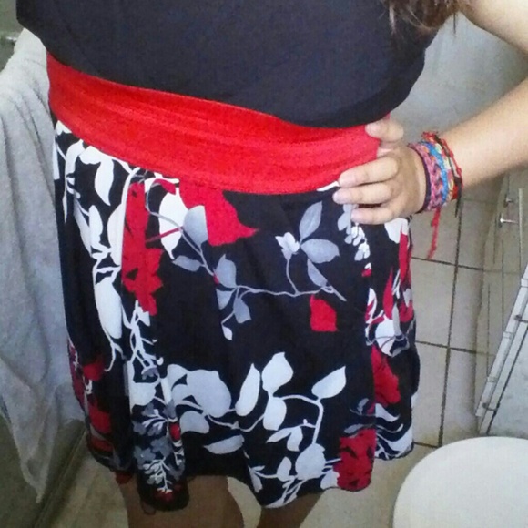Red black grey and white flower print dress - Picture 2 of 4