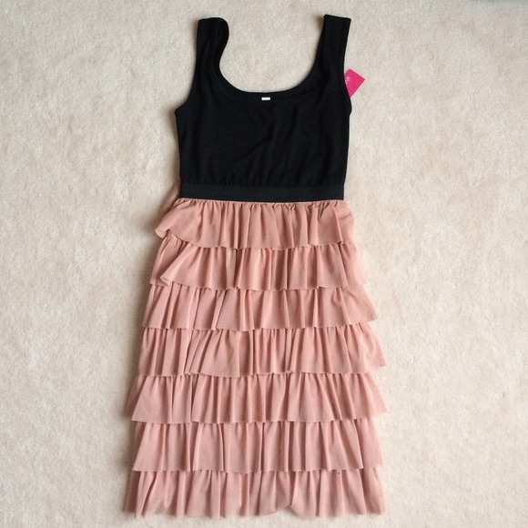🚫SOLD🚫Dress with pink ruffles - Picture 3 of 3