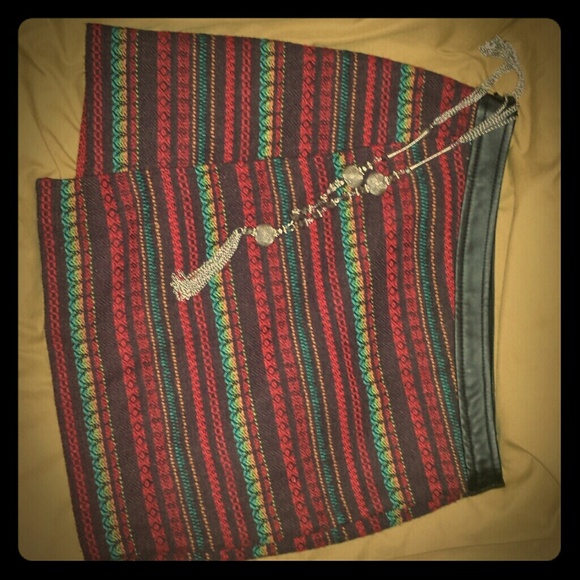 A-symmetric fitted skirt.