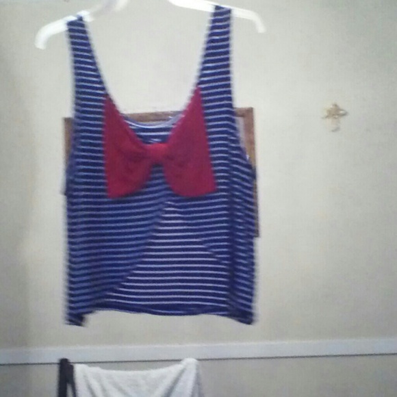 Cute crop top *New* - Picture 2 of 4