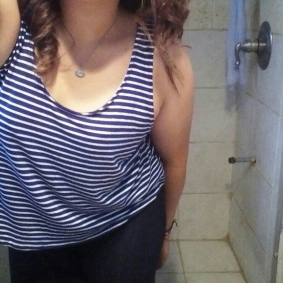 Cute crop top *New* - Picture 3 of 4