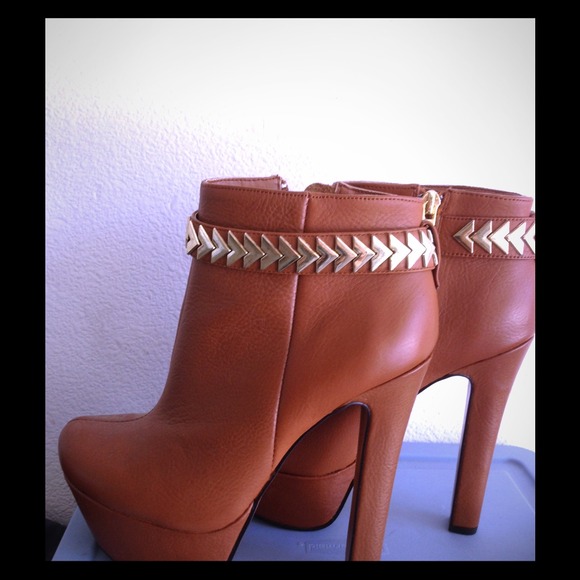 Halston boots in mint condition!