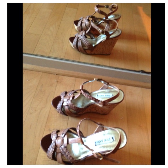 SOLD IN BUNDLE🎉HP🎉Steve Madden beige wedges - Picture 2 of 4