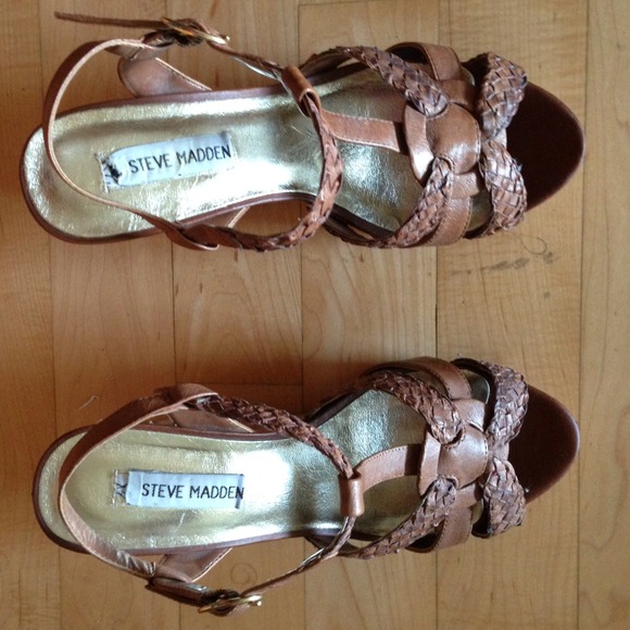 SOLD IN BUNDLE🎉HP🎉Steve Madden beige wedges - Picture 4 of 4
