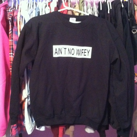 brand new "ain't no wifey" pullover